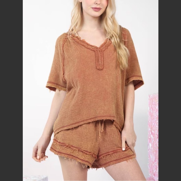 new in Pants - NWT 2 pc New In Textured Top & Shorts Set